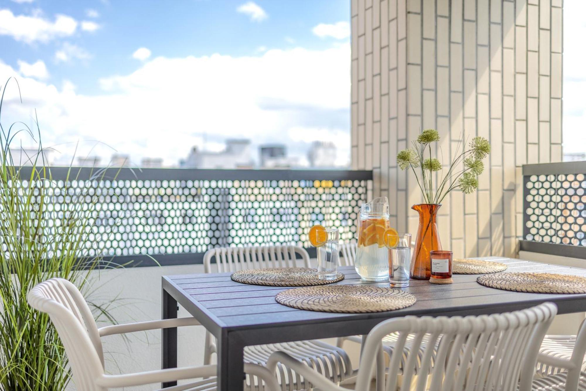 Bright 2Br - 8Th Floor, Balcony, Free Parking - By Gravity Prague Apartment Exterior photo