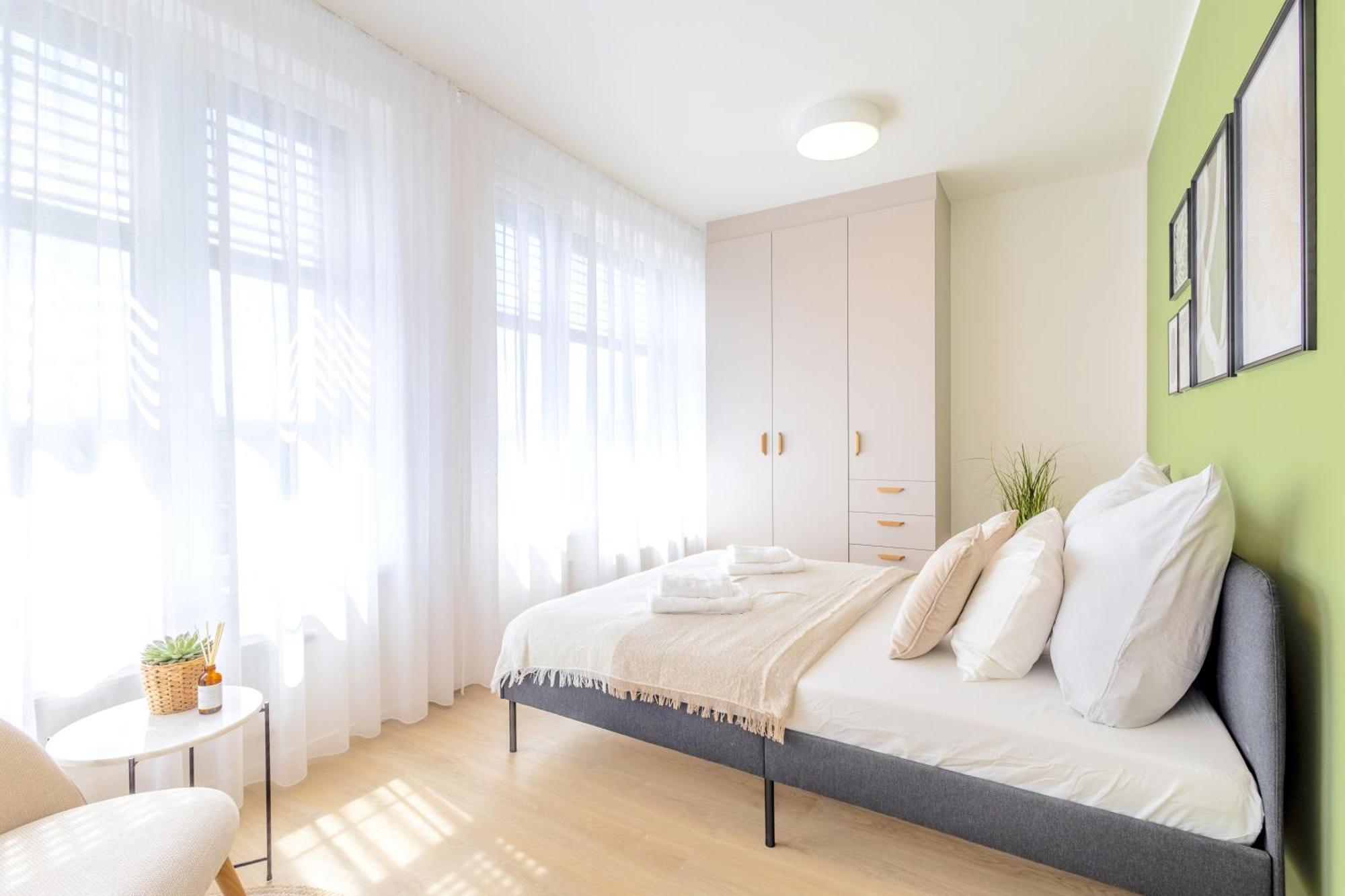 Bright 2Br - 8Th Floor, Balcony, Free Parking - By Gravity Prague Apartment Exterior photo